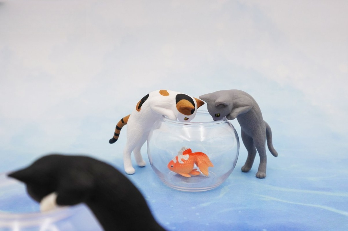 オリジナルカプセルおもちゃかわいいかわいい白黒キャリコ猫ハチ - Fish Toys For Aquarium のレビューと価格